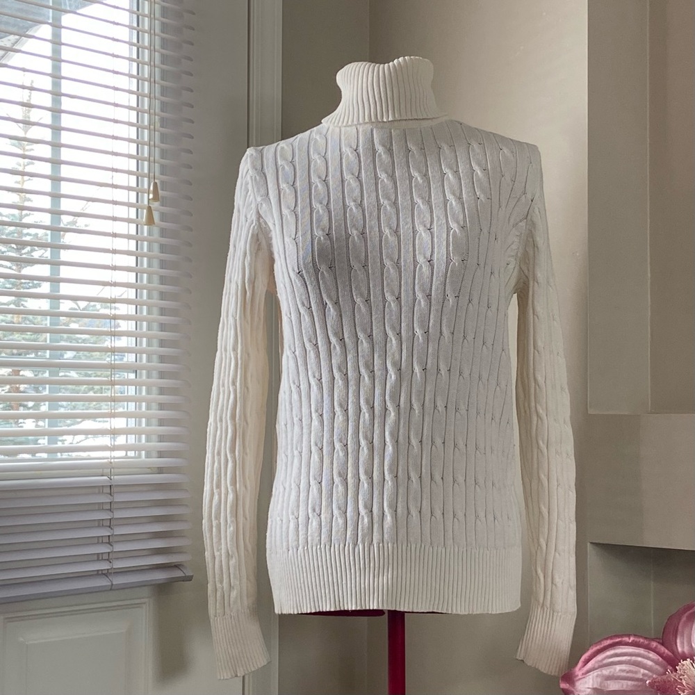 ST. JOHN’S BAY half white woman long sleeves turtleneck sweater. Size M. Used.